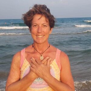 Sabine Tscharntke Yoga macht gluecklich Hände auf Herzen am Meer