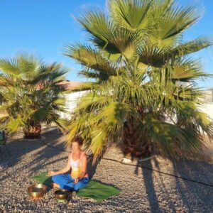 Sabine Tscharntke, Yoga macht gluecklich. Klangschale unter Palme