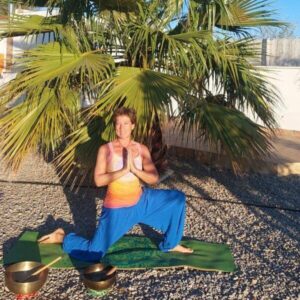 Sabine Tscharntke, Yoga macht gluecklich Kniestand unter Palme