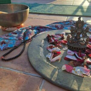 Sabine Tscharntke, Yoga macht gluecklich Tara und Klangschale