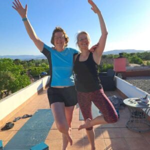 Dagmar u. Florence DT 600×600 Sabine Tscharntke, Yoga macht glücklich, Standstellung DT Retreat