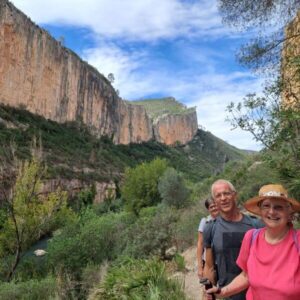 Heinz &Damen Schlucht 600×600 Sabine Tscharntke, Yoga macht gluecklich, Wanderung