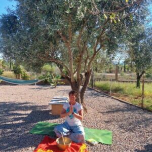 Sabine Olive 1 600×600 Sabine Tscharntke, Yoga macht gluecklich, Meditation Olive