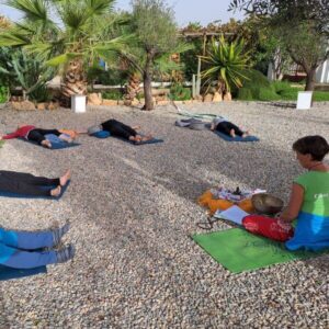 Sigrun Group Olive 600×600 Sabine Tscharntke, Yoga macht gluecklich, Meditation Olive