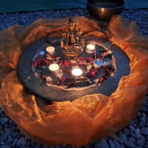 Tara abends 600×600 Sabine Tscharntke, Yoga macht gluecklich, Tara zum Abendyoga