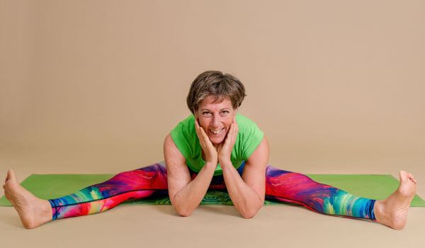 Sabine breite Grätsche sitzend 600×350 Sabine Tscharntke, Yoga macht gluecklich